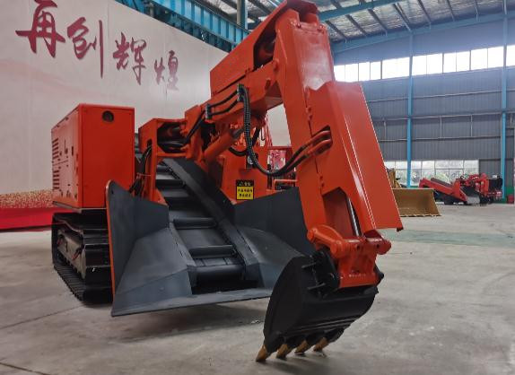 跟著帥龍扒渣機(jī)廠家一起了解下履帶扒渣機(jī)的特點！